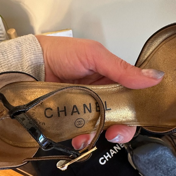 Chanel Heels in Black Patent & Gold Metallic Suede Size 39.5 - Picture 5 of 10